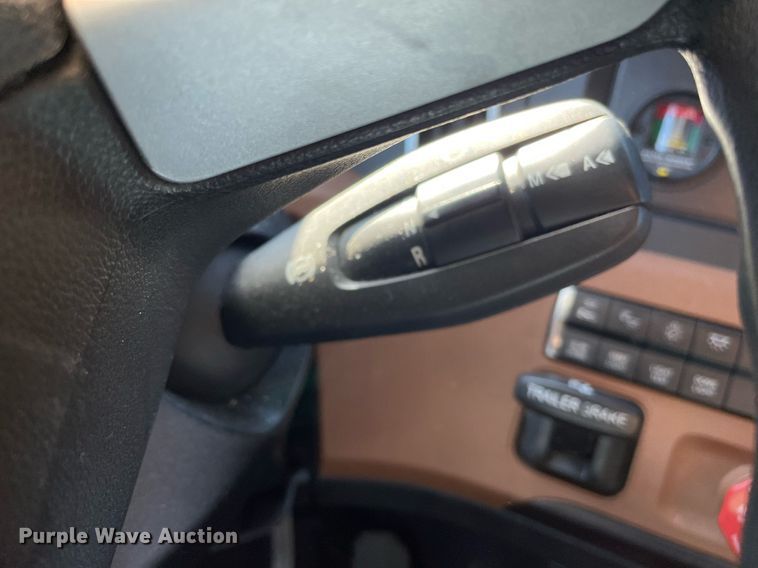 image for item GG9761 2018 Freightliner Cascadia 126  semi truck