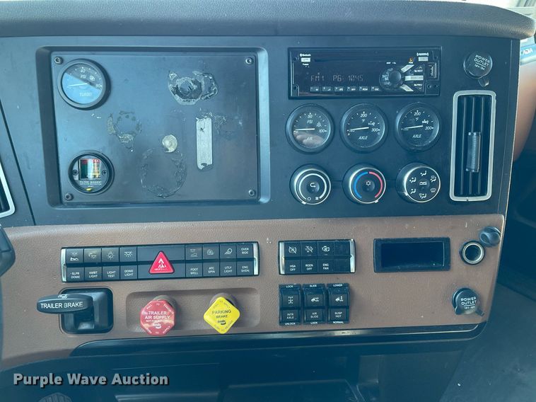 image for item GG9761 2018 Freightliner Cascadia 126  semi truck