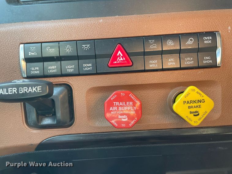 image for item GG9761 2018 Freightliner Cascadia 126  semi truck