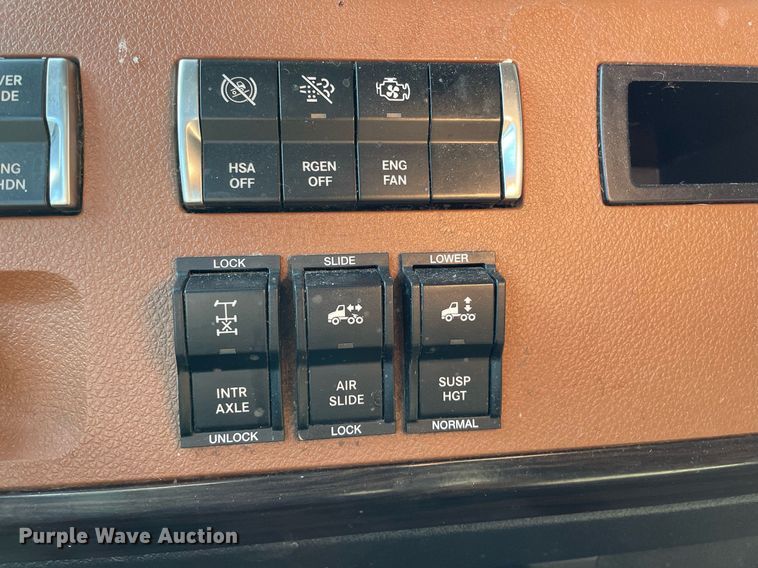 image for item GG9761 2018 Freightliner Cascadia 126  semi truck