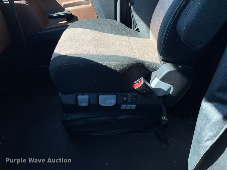 image for item GG9761 2018 Freightliner Cascadia 126  semi truck