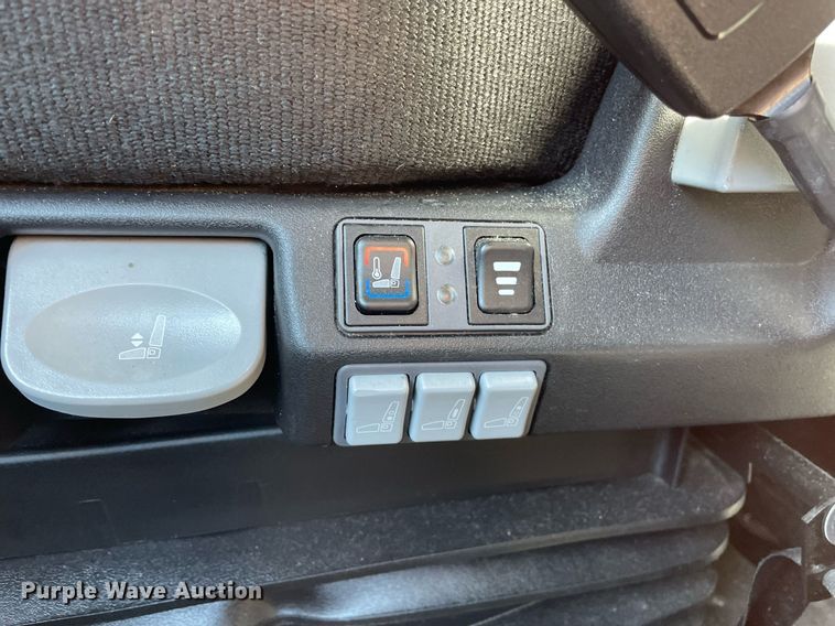 image for item GG9761 2018 Freightliner Cascadia 126  semi truck