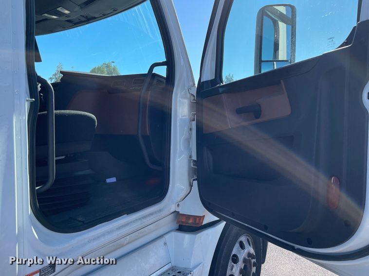 image for item GG9761 2018 Freightliner Cascadia 126  semi truck