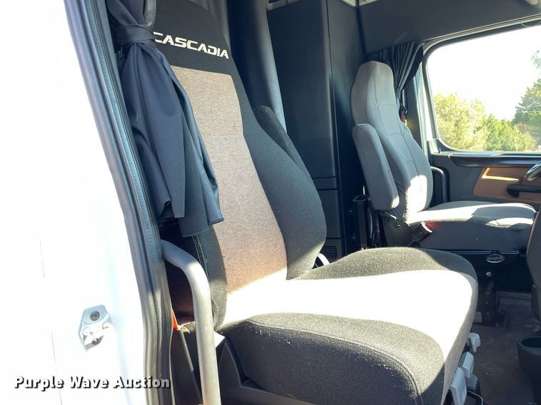 image for item GG9761 2018 Freightliner Cascadia 126  semi truck