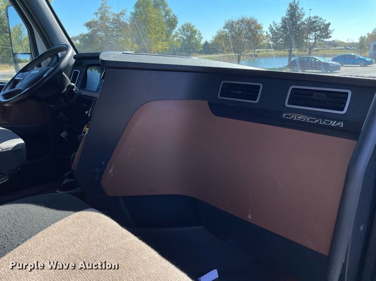 image for item GG9761 2018 Freightliner Cascadia 126  semi truck