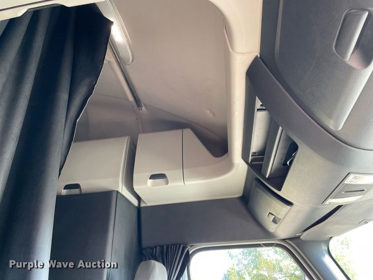 image for item GG9761 2018 Freightliner Cascadia 126  semi truck