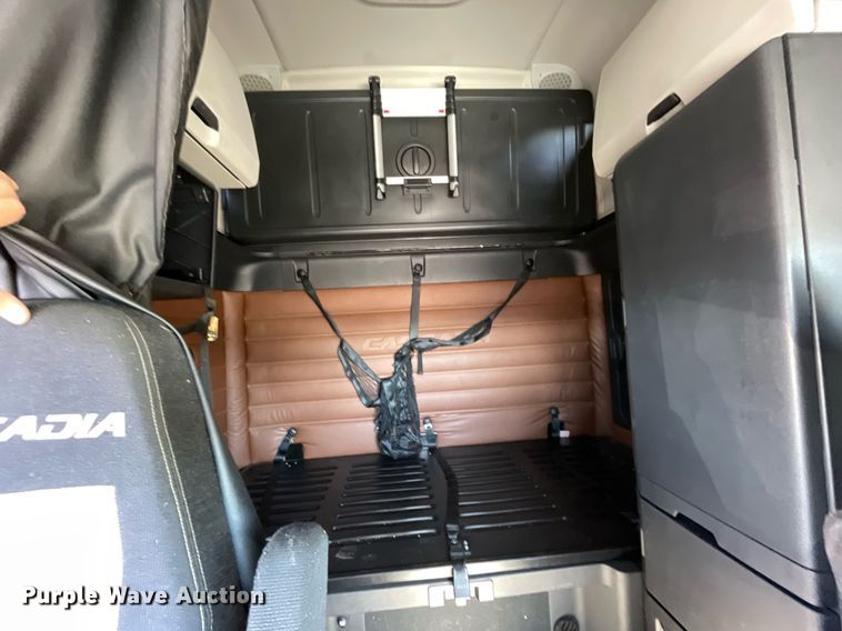 image for item GG9761 2018 Freightliner Cascadia 126  semi truck