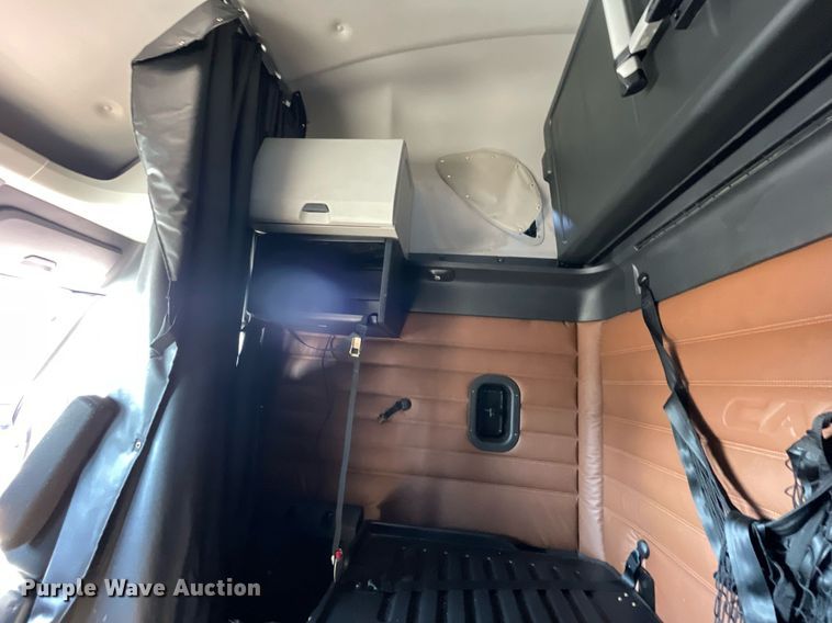 image for item GG9761 2018 Freightliner Cascadia 126  semi truck