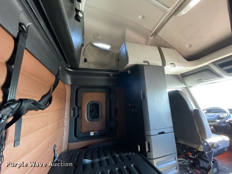 image for item GG9761 2018 Freightliner Cascadia 126  semi truck