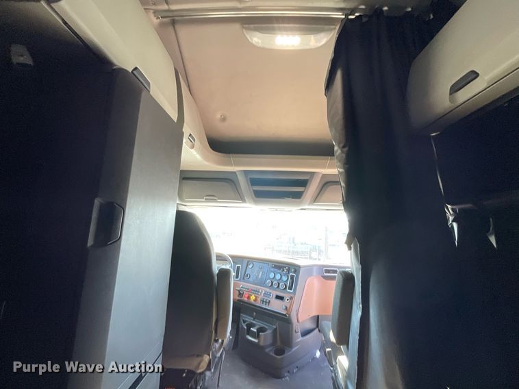 image for item GG9761 2018 Freightliner Cascadia 126  semi truck