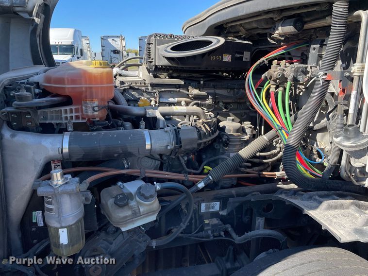 image for item GG9761 2018 Freightliner Cascadia 126  semi truck