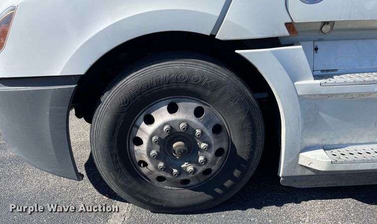 image for item GG9761 2018 Freightliner Cascadia 126  semi truck