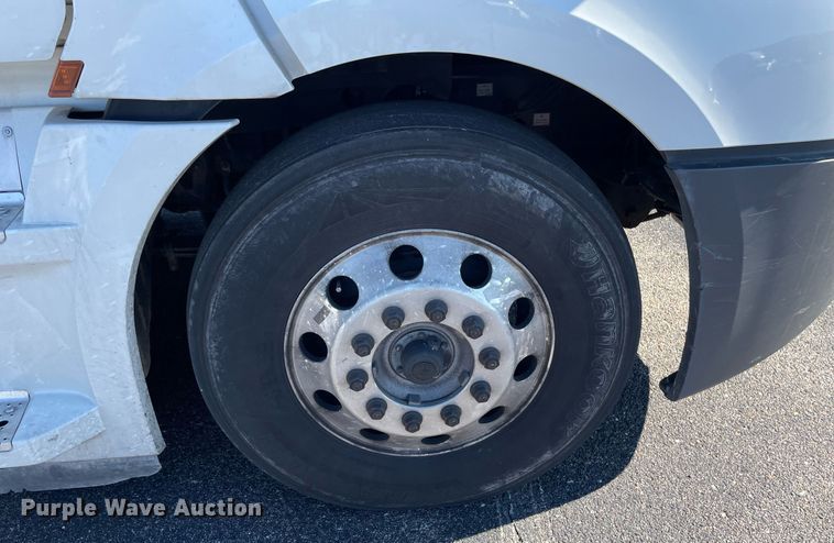 image for item GG9761 2018 Freightliner Cascadia 126  semi truck