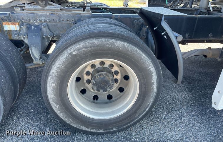 image for item GG9761 2018 Freightliner Cascadia 126  semi truck