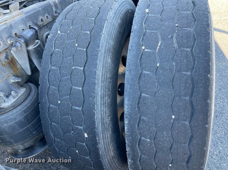 image for item GG9761 2018 Freightliner Cascadia 126  semi truck