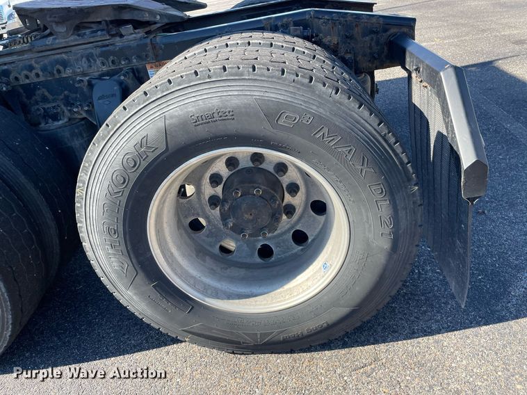 image for item GG9761 2018 Freightliner Cascadia 126  semi truck