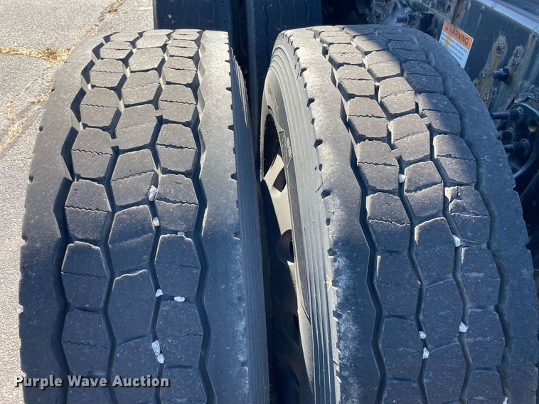 image for item GG9761 2018 Freightliner Cascadia 126  semi truck