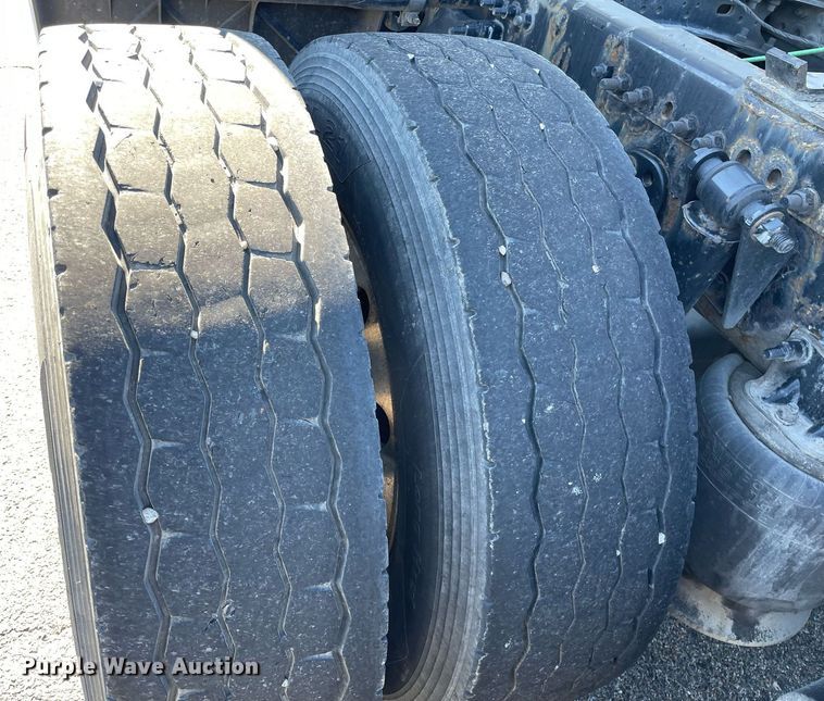 image for item GG9761 2018 Freightliner Cascadia 126  semi truck