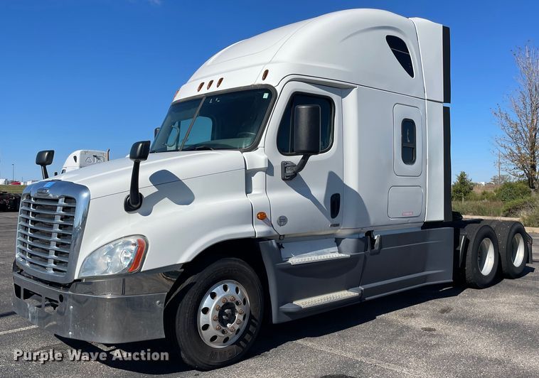 image for item GG9762 2015 Freightliner Cascadia Evolution 125  semi truck