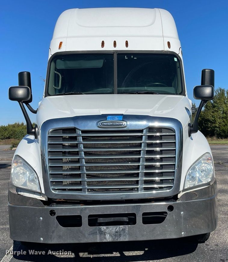 image for item GG9762 2015 Freightliner Cascadia Evolution 125  semi truck
