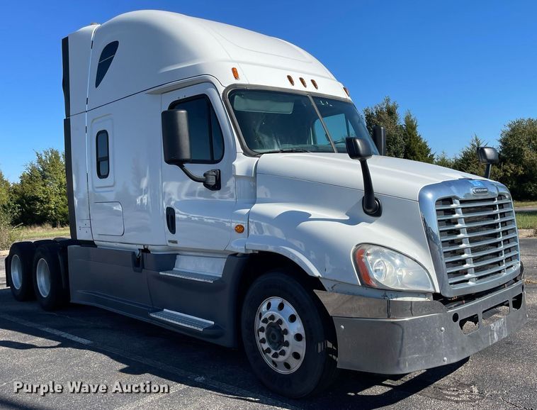 image for item GG9762 2015 Freightliner Cascadia Evolution 125  semi truck