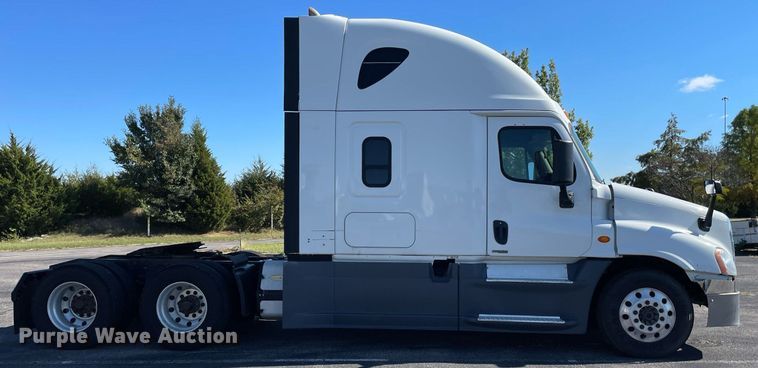 image for item GG9762 2015 Freightliner Cascadia Evolution 125  semi truck