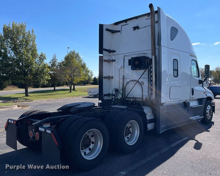 image for item GG9762 2015 Freightliner Cascadia Evolution 125  semi truck