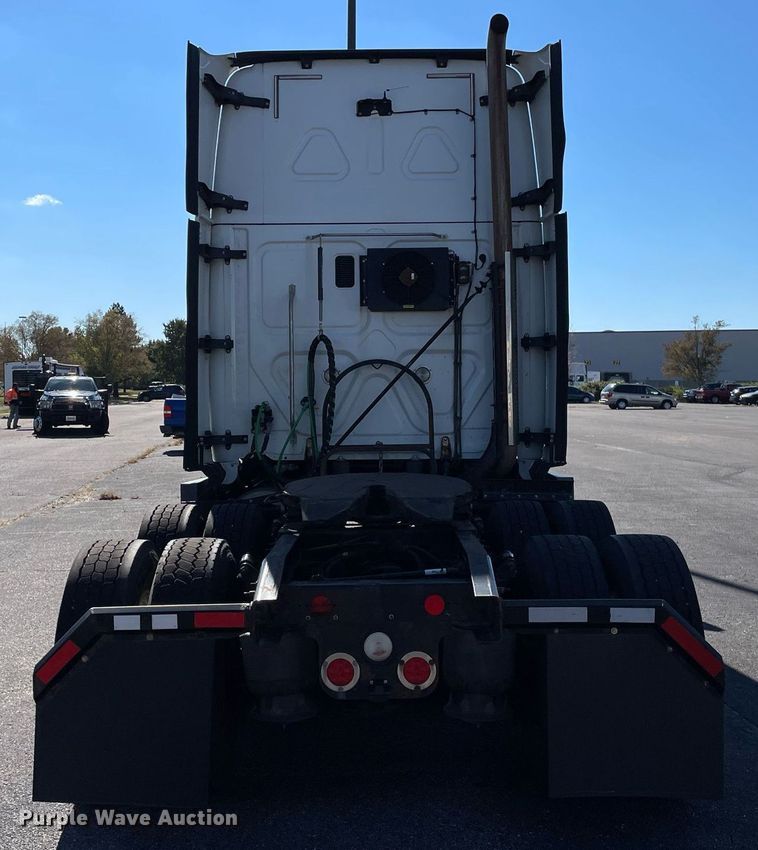 image for item GG9762 2015 Freightliner Cascadia Evolution 125  semi truck