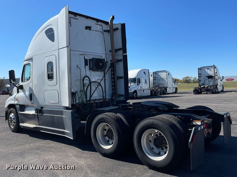 image for item GG9762 2015 Freightliner Cascadia Evolution 125  semi truck