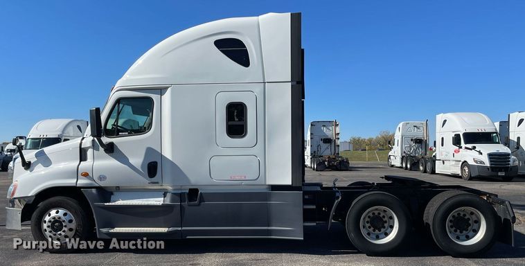 image for item GG9762 2015 Freightliner Cascadia Evolution 125  semi truck