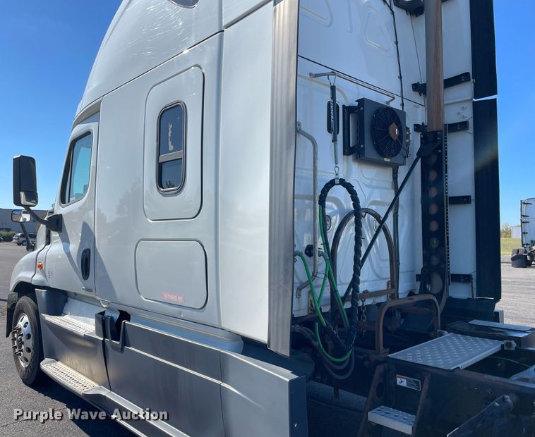 image for item GG9762 2015 Freightliner Cascadia Evolution 125  semi truck