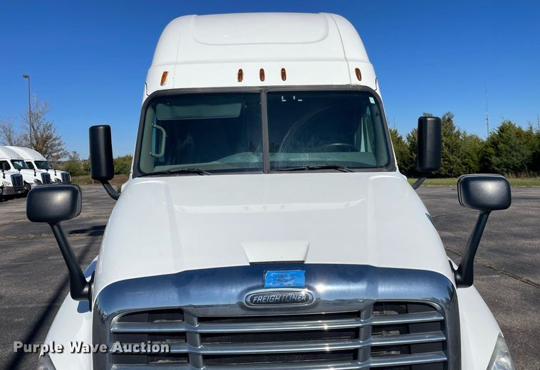 image for item GG9762 2015 Freightliner Cascadia Evolution 125  semi truck