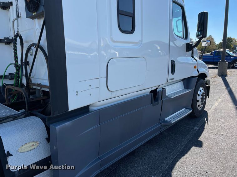 image for item GG9762 2015 Freightliner Cascadia Evolution 125  semi truck