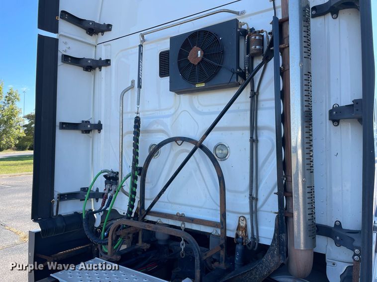 image for item GG9762 2015 Freightliner Cascadia Evolution 125  semi truck