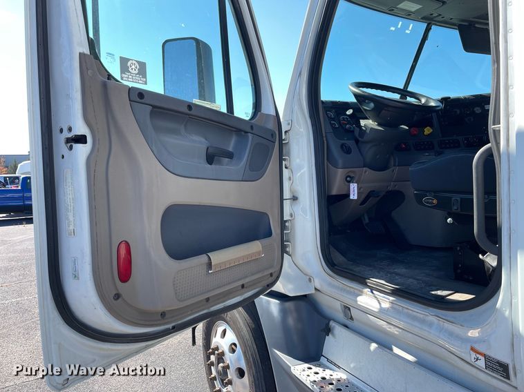 image for item GG9762 2015 Freightliner Cascadia Evolution 125  semi truck