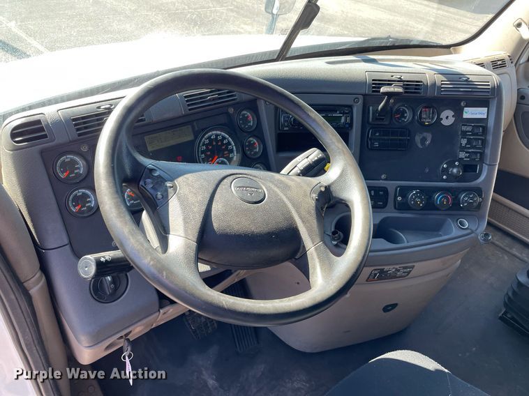 image for item GG9762 2015 Freightliner Cascadia Evolution 125  semi truck