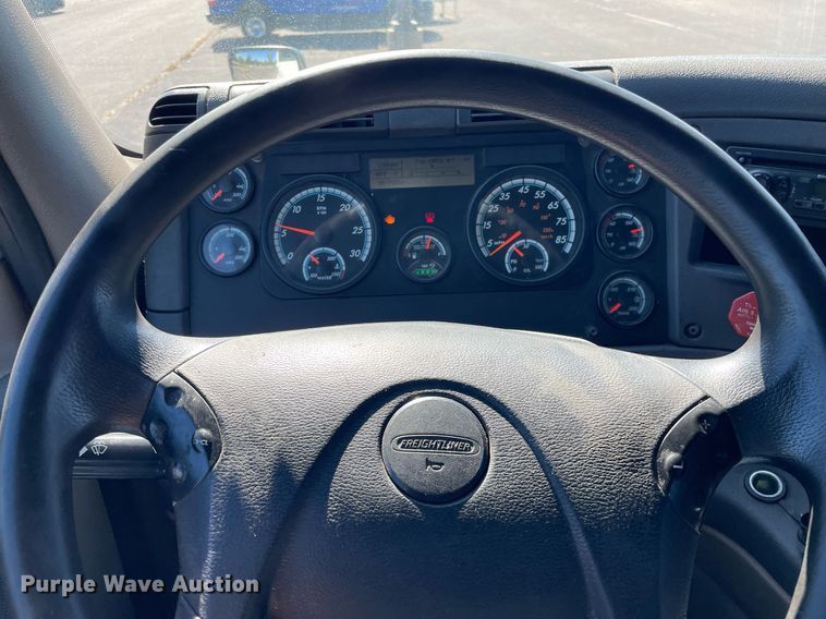 image for item GG9762 2015 Freightliner Cascadia Evolution 125  semi truck