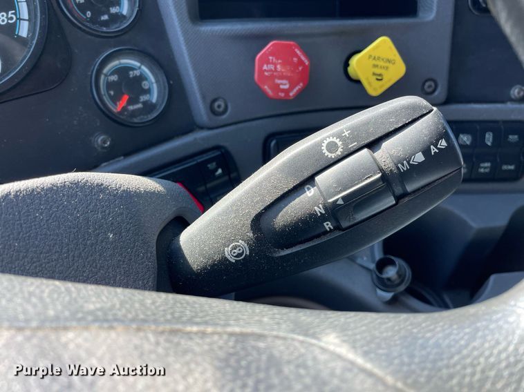 image for item GG9762 2015 Freightliner Cascadia Evolution 125  semi truck