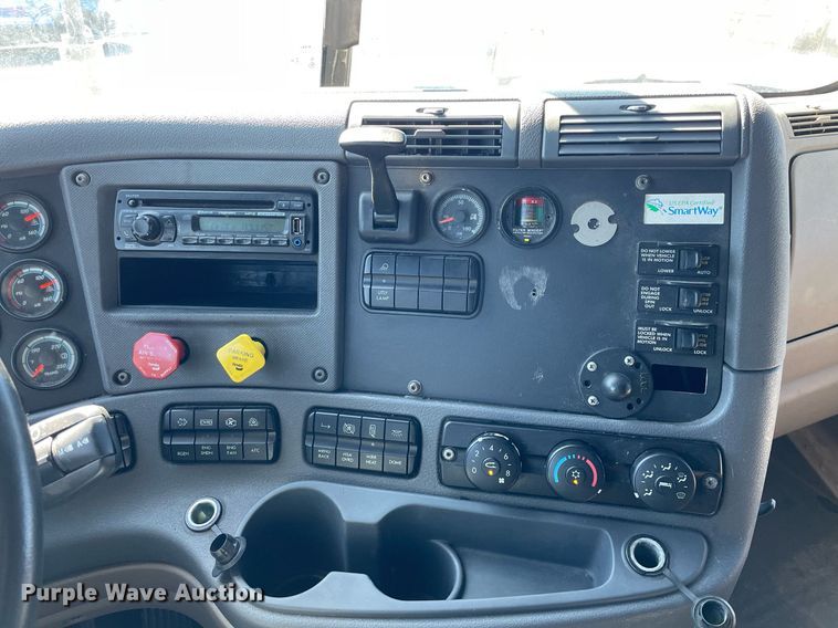 image for item GG9762 2015 Freightliner Cascadia Evolution 125  semi truck