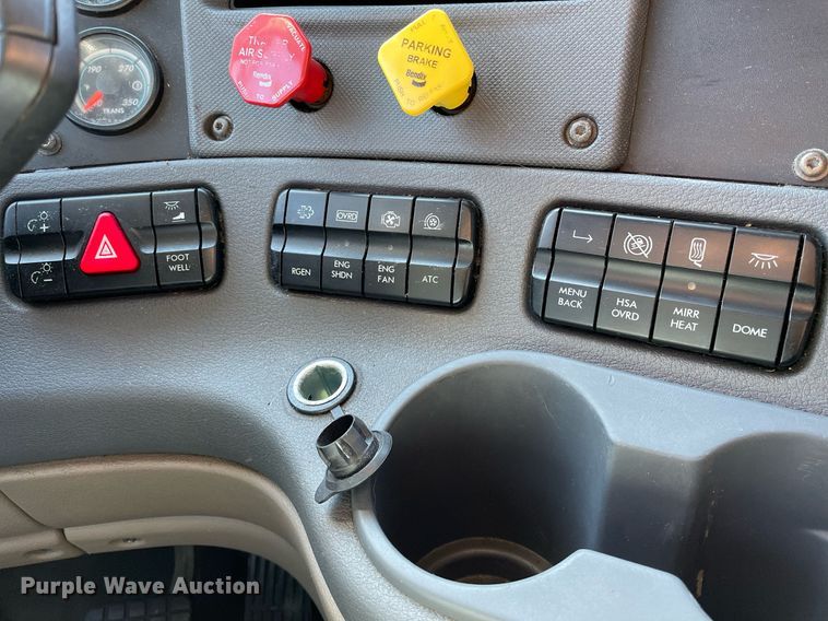 image for item GG9762 2015 Freightliner Cascadia Evolution 125  semi truck