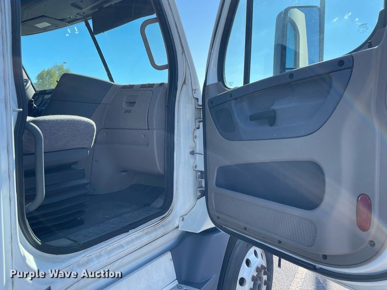 image for item GG9762 2015 Freightliner Cascadia Evolution 125  semi truck