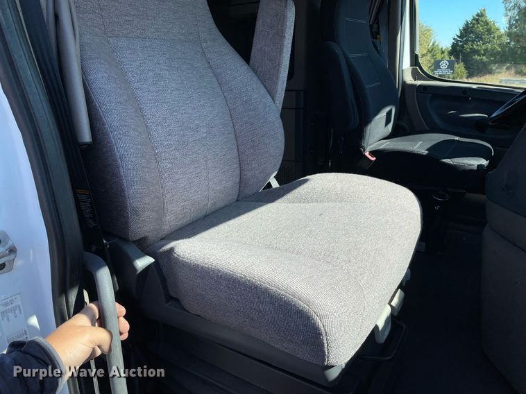 image for item GG9762 2015 Freightliner Cascadia Evolution 125  semi truck