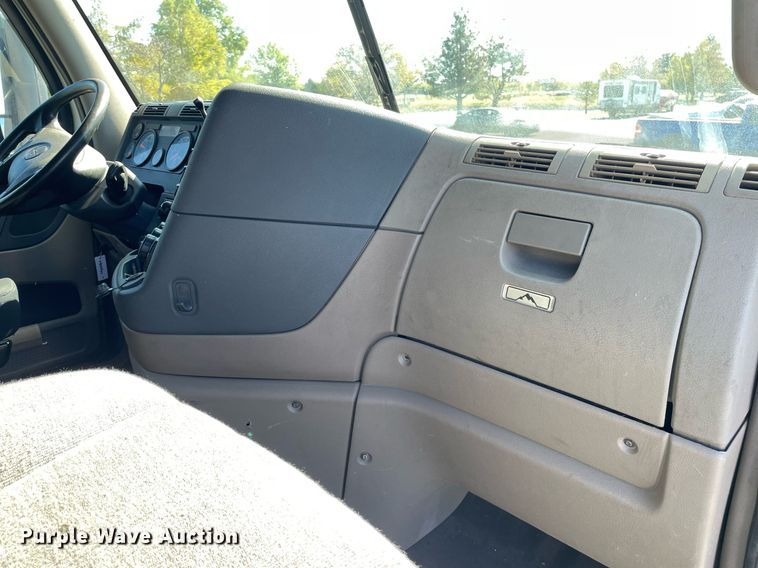 image for item GG9762 2015 Freightliner Cascadia Evolution 125  semi truck