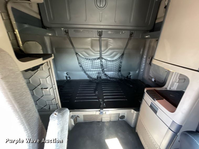 image for item GG9762 2015 Freightliner Cascadia Evolution 125  semi truck