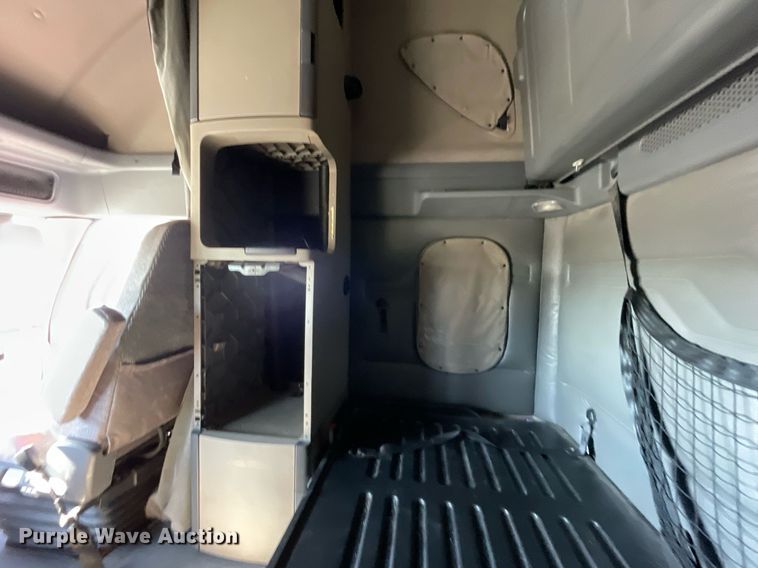 image for item GG9762 2015 Freightliner Cascadia Evolution 125  semi truck