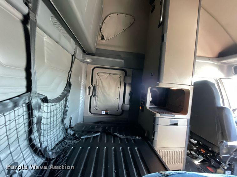 image for item GG9762 2015 Freightliner Cascadia Evolution 125  semi truck