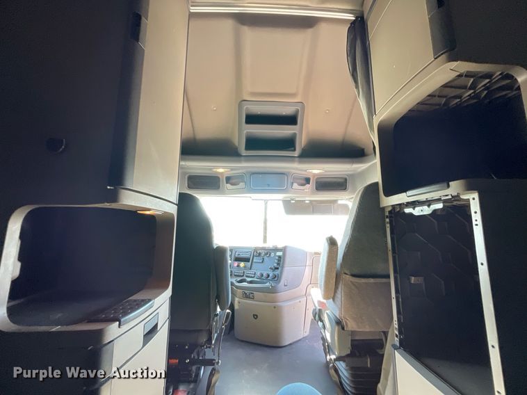 image for item GG9762 2015 Freightliner Cascadia Evolution 125  semi truck