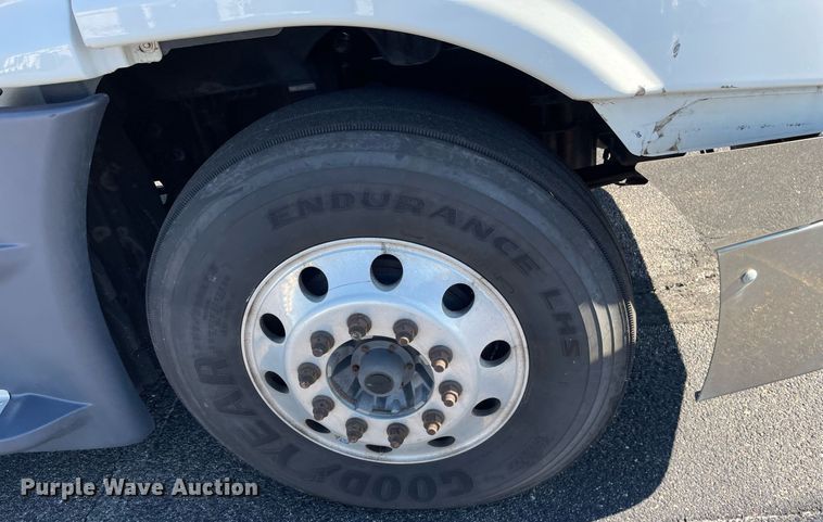 image for item GG9762 2015 Freightliner Cascadia Evolution 125  semi truck