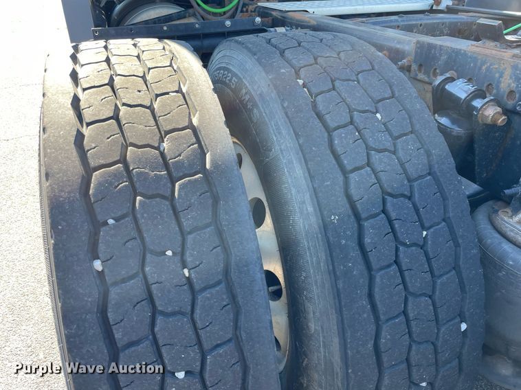 image for item GG9762 2015 Freightliner Cascadia Evolution 125  semi truck