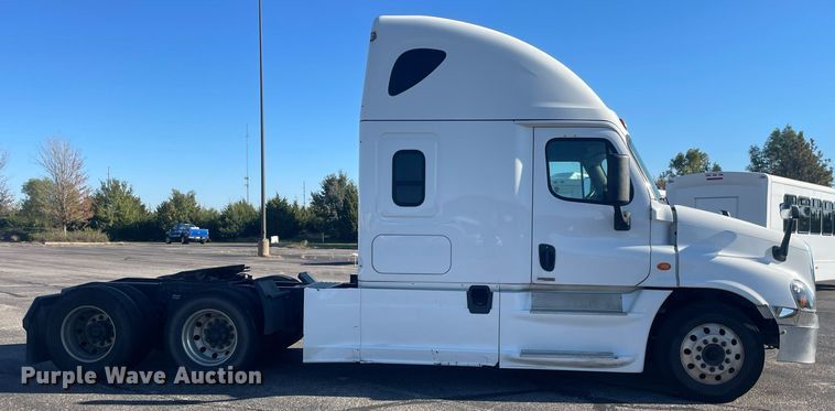 image for item GG9763 2017 Freightliner Cascadia Evolution 125  semi truck